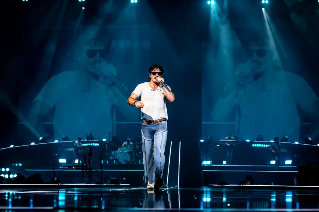 Benson Boone performing live in concert