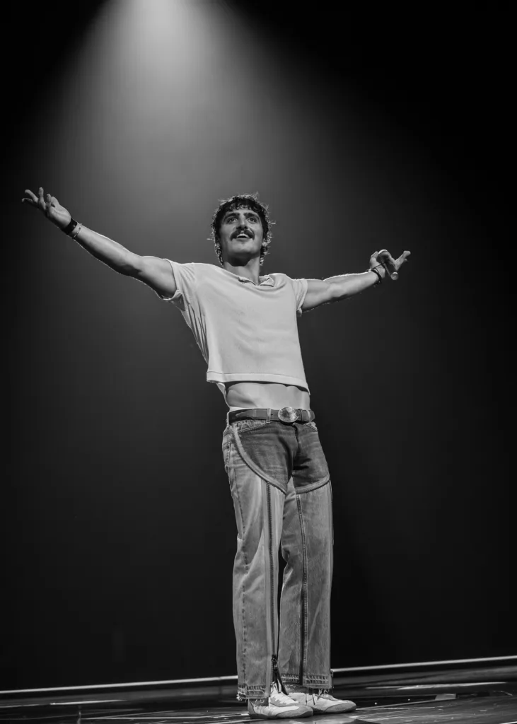 Benson Boone performing live in concert