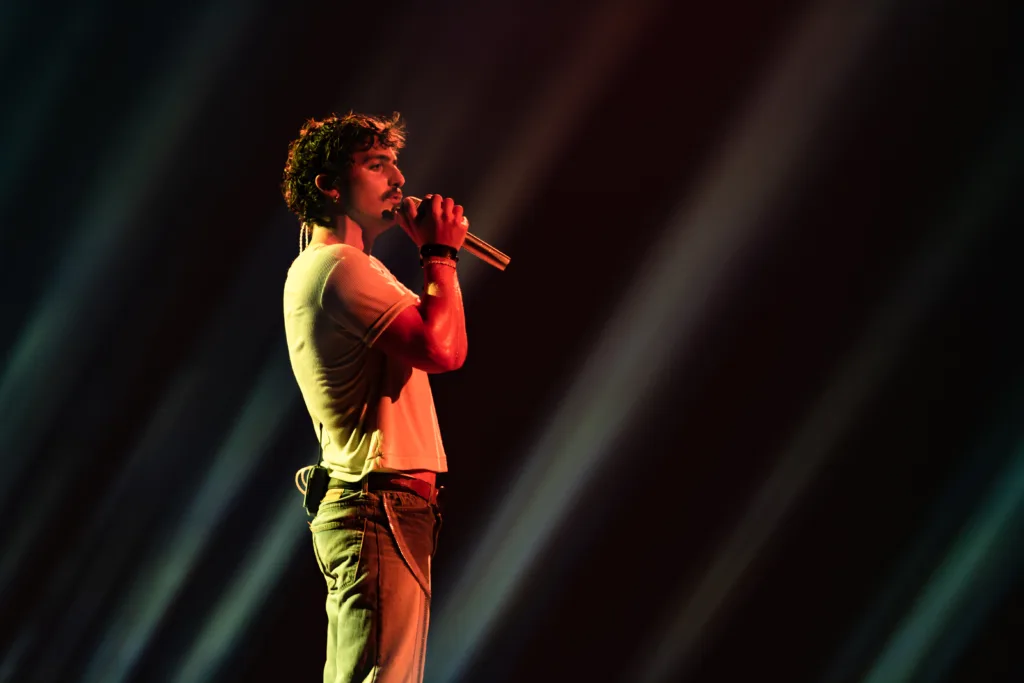 Benson Boone performing live in concert